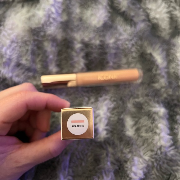 Iconic London: Lip Plumping Gloss in Tease Me (0.16 oz.) - Picture 4 of 5